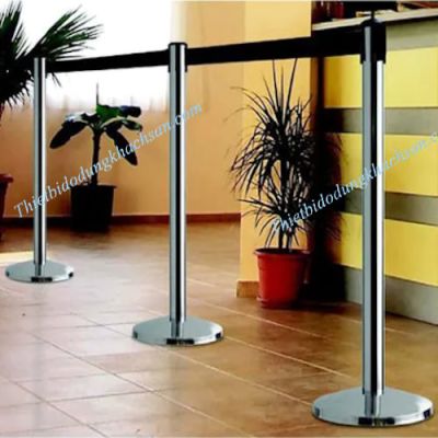 Cột chắn inox trắng 2m dây đen